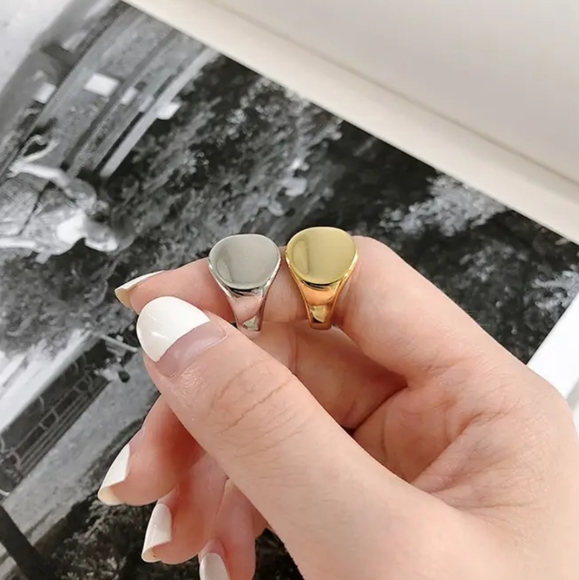 🎉3/$10 *S A L E*🎉Gold Plain Signet Ring Size Medium (US 6/7) - Picture 5 of 7